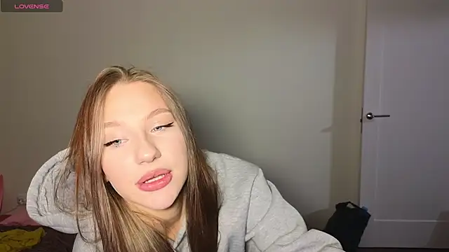 Snapshot of MiaKeler chatting on 02/05/25, 06:59 MiaKeler online show from 02/05/25, 06:59