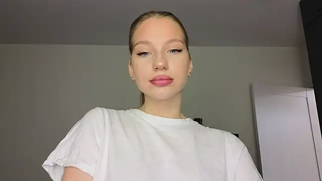 Snapshot of MiaKeler chatting on 02/20/25, 04:57 MiaKeler online show from 02/20/25, 04:57