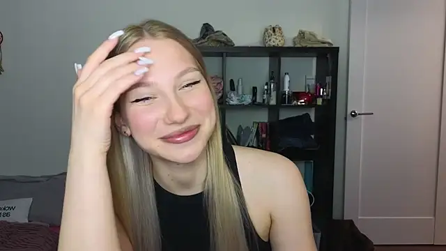 Snapshot of MiaKeler chatting on 03/17/25, 05:05 MiaKeler online show from 03/17/25, 05:05