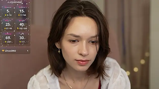 Snapshot of VivianLy_ chatting on 12/03/24, 10:39 VivianLy online show from 12/03/24, 10:39