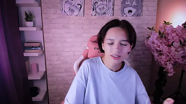 Snapshot of VivianLy_ chatting on 09/24/25, 11:24 VivianLy online show from 09/24/25, 11:24