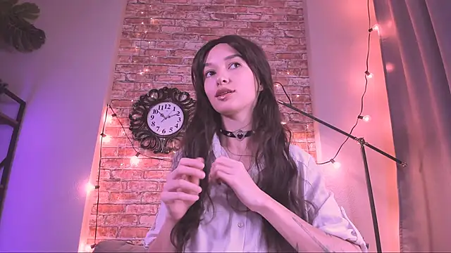 VivianLy  online show from 11/07/25, 12:16