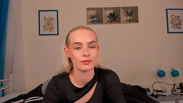 OliviaKisss online show from 04/15/26, 07:32