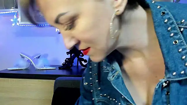 Snapshot of feliziaDesire chatting on 01/21/25, 02:05 feliziaDesire online show from 01/21/25, 02:05