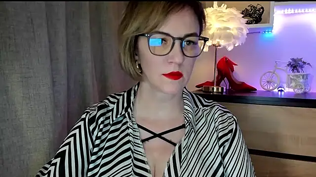 Snapshot of feliziaDesire chatting on 10/12/25, 01:10 feliziaDesire online show from 10/12/25, 01:10