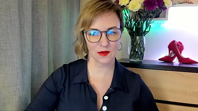 Snapshot of feliziaDesire chatting on 10/15/25, 01:11 feliziaDesire online show from 10/15/25, 01:11