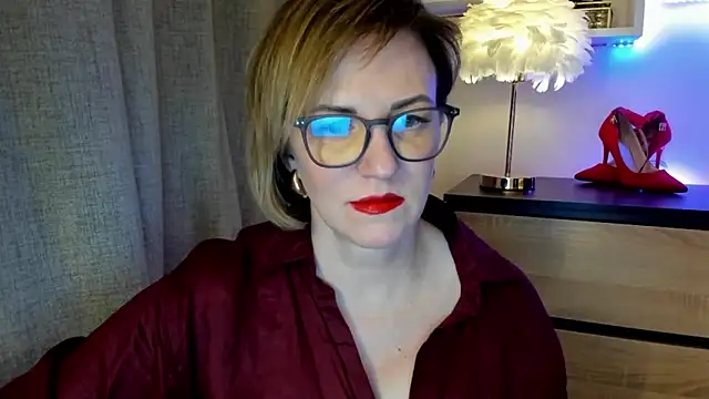 Snapshot of feliziaDesire chatting on 10/21/25, 01:01 feliziaDesire online show from 10/21/25, 01:01