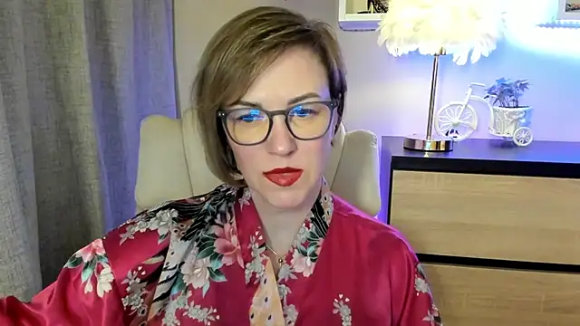 Snapshot of feliziaDesire chatting on 10/27/25, 02:21 feliziaDesire online show from 10/27/25, 02:21