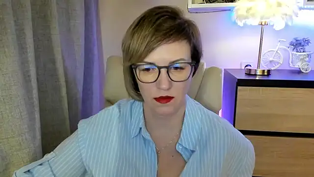 Snapshot of feliziaDesire chatting on 10/28/25, 02:09 feliziaDesire online show from 10/28/25, 02:09