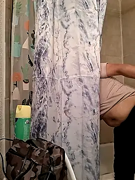 Snapshot of hungpenis210 chatting on 09/18/25, 03:25 hungpenis210 online show from 09/18/25, 03:25