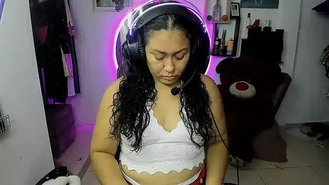 Snapshot of AliceFox_Milf chatting on 03/21/26, 03:33 AliceFox Milf online show from 03/21/26, 03:33