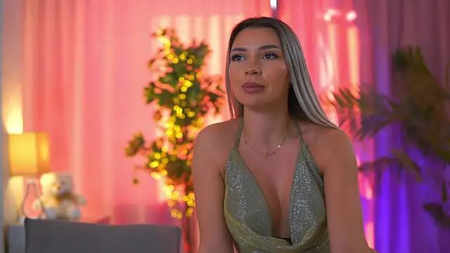 Snapshot of ArtTeasee chatting on 03/22/25, 01:19 ArtTeasee online show from 03/22/25, 01:19