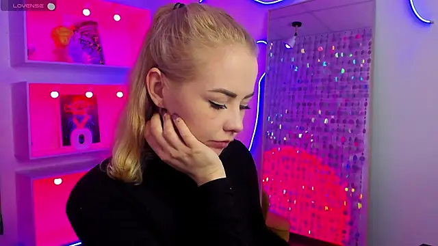 StephanieSweety online show from 04/18/26, 07:07