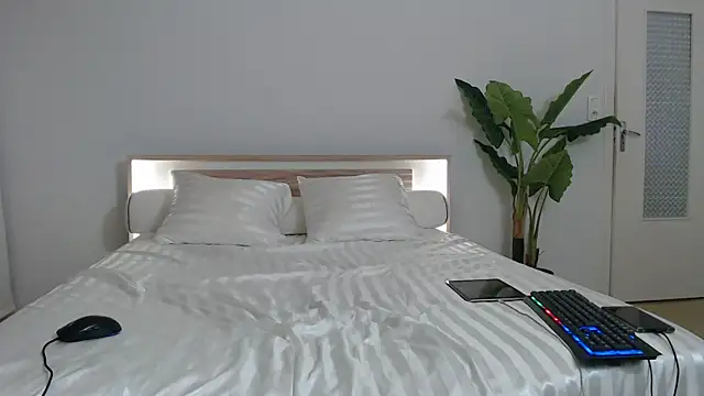 Snapshot of Crystal-dreamt chatting on 03/11/25, 10:51 Crystal-dreamt online show from 03/11/25, 10:51