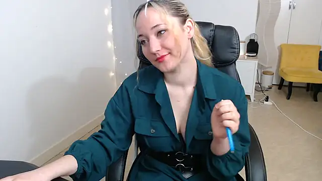 Snapshot of Crystal-dreamt chatting on 10/13/25, 08:14 Crystal-dreamt online show from 10/13/25, 08:14