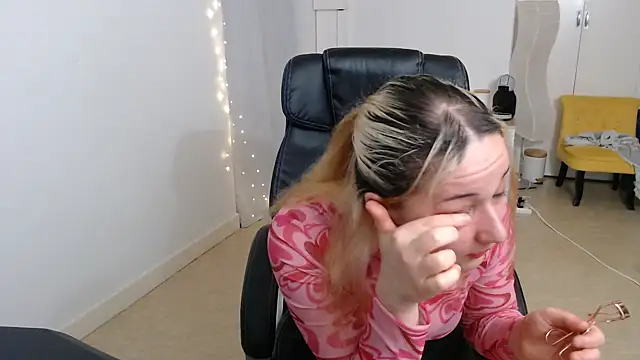 Snapshot of Crystal-dreamt chatting on 10/14/25, 05:41 Crystal-dreamt online show from 10/14/25, 05:41