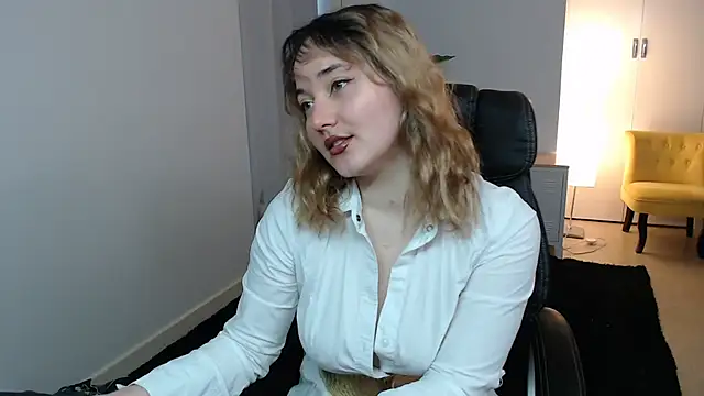 Snapshot of Crystal-dreamt chatting on 02/17/26, 10:12 Crystal-dreamt online show from 02/17/26, 10:12