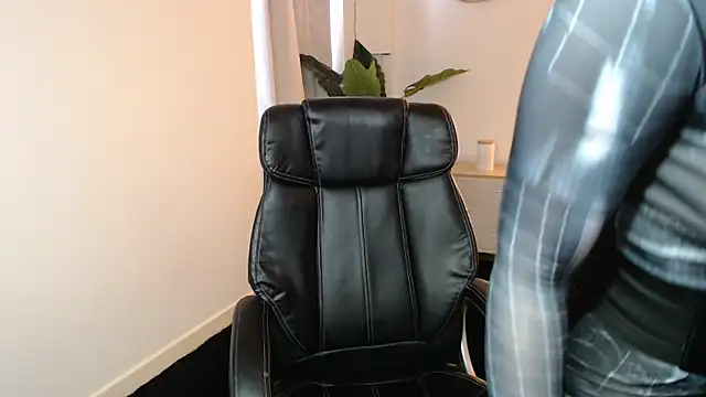 Snapshot of Crystal-dreamt chatting on 02/21/26, 11:11 Crystal-dreamt online show from 02/21/26, 11:11