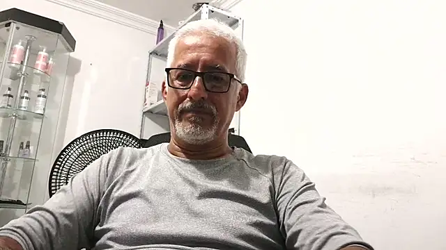 Snapshot of cenizo10124 chatting on 11/11/25, 09:48 cenizo10124 online show from 11/11/25, 09:48