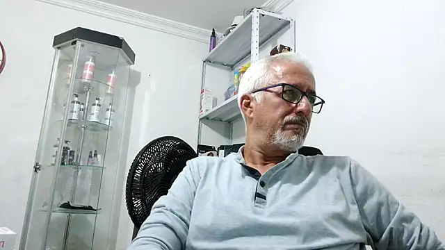 Snapshot of cenizo10124 chatting on 11/14/25, 01:04 cenizo10124 online show from 11/14/25, 01:04