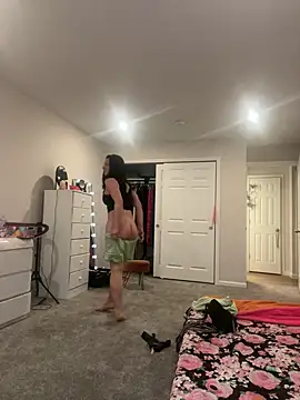 Snapshot of DominiqueX0 chatting on 02/13/25, 05:22 DominiqueX0 online show from 02/13/25, 05:22