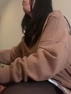 Snapshot of DominiqueX0 chatting on 03/01/25, 01:43 DominiqueX0 online show from 03/01/25, 01:43