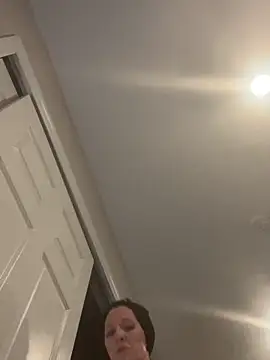 Snapshot of DominiqueX0 chatting on 09/10/25, 05:13 DominiqueX0 online show from 09/10/25, 05:13