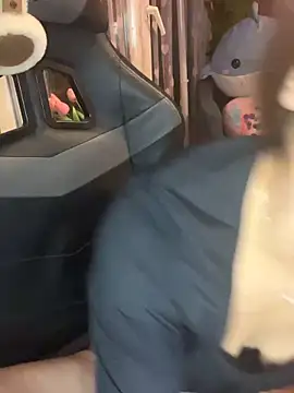 LaPetitechienne1 online show from 02/20/25, 09:42