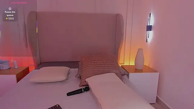 luisah  online show from 10/28/25, 08:11