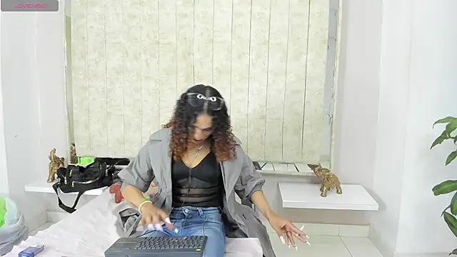 StefanyMiler online show from 02/12/25, 06:51