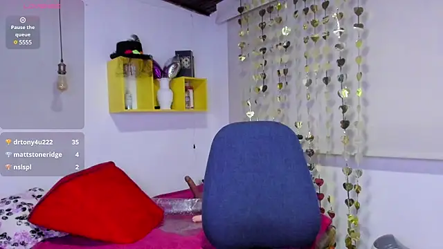 Snapshot of yasmin_goldenst chatting on 01/03/25, 10:40 yasmin goldenst online show from 01/03/25, 10:40