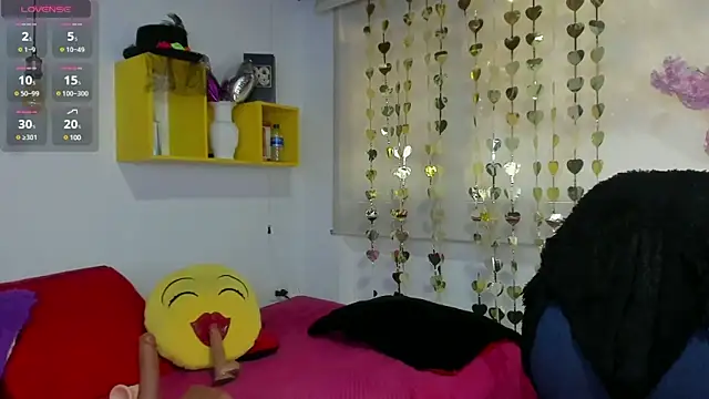 Snapshot of yasmin_goldenst chatting on 01/15/25, 07:44 yasmin goldenst online show from 01/15/25, 07:44