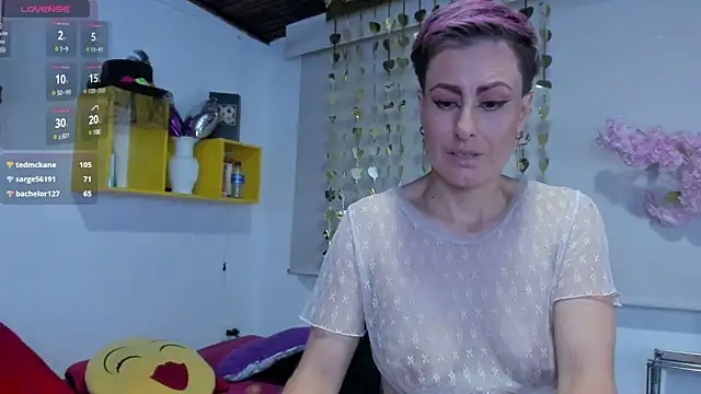 Snapshot of yasmin_goldenst chatting on 01/16/25, 01:48 yasmin goldenst online show from 01/16/25, 01:48