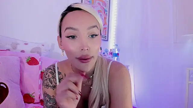 Snapshot of _viioletweekend_ chatting on 02/25/25, 04:31 viioletweekend online show from 02/25/25, 04:31