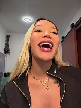 Snapshot of _viioletweekend_ chatting on 11/25/25, 06:08 viioletweekend online show from 11/25/25, 06:08