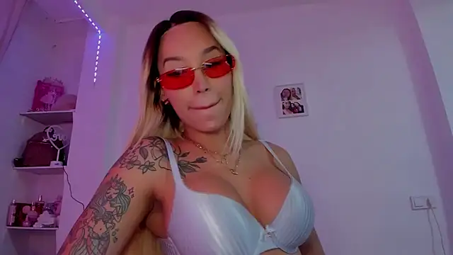 Snapshot of _viioletweekend_ chatting on 11/28/25, 08:44 viioletweekend online show from 11/28/25, 08:44