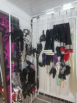 Snapshot of LatexDevil_Blondie chatting on 05/27/26, 01:41 LatexDevil Blondie online show from 05/27/26, 01:41