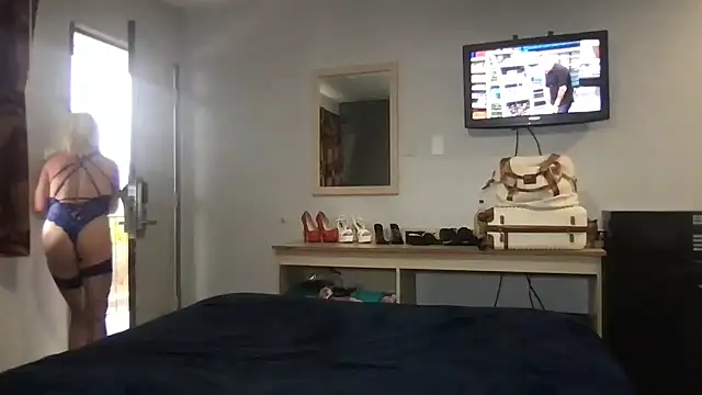 TiffaneyLove online show from 03/11/26, 06:36