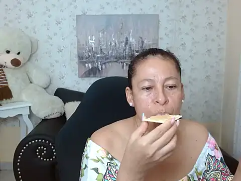 Snapshot of mature_martina chatting on 04/18/26, 10:32 mature martina online show from 04/18/26, 10:32