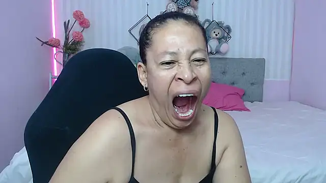 Snapshot of mature_martina chatting on 05/03/26, 11:05 mature martina online show from 05/03/26, 11:05