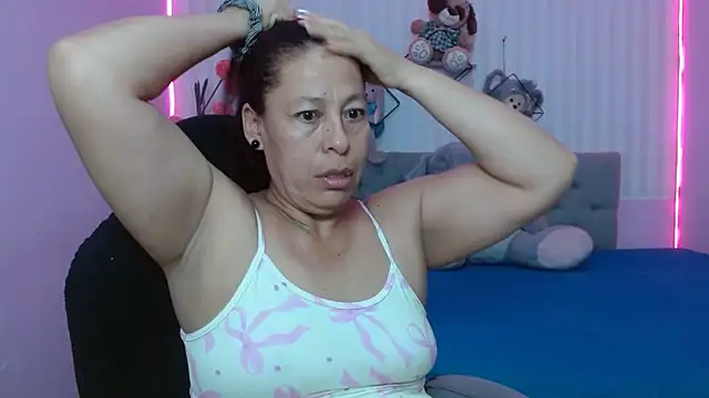 Snapshot of mature_martina chatting on 05/17/26, 11:06 mature martina online show from 05/17/26, 11:06