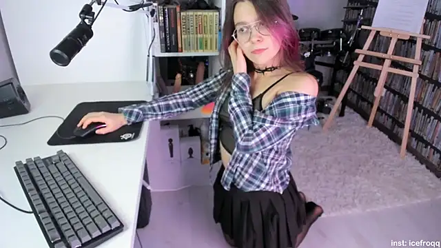 Snapshot of icefroqq chatting on 01/22/25, 09:43 icefroqq online show from 01/22/25, 09:43