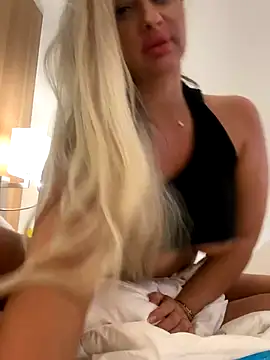 Denisse Perry online show from 11/25/25, 02:33