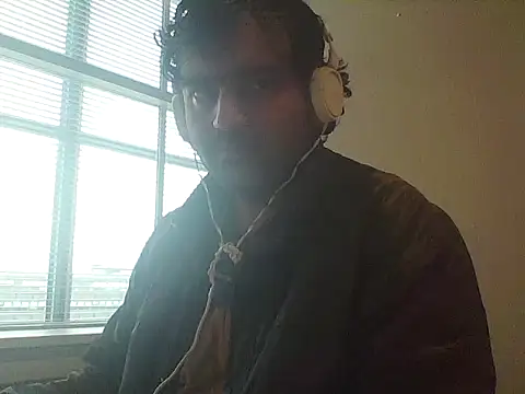 Snapshot of JohnBond009 chatting on 10/03/25, 12:13 JohnBond009 online show from 10/03/25, 12:13