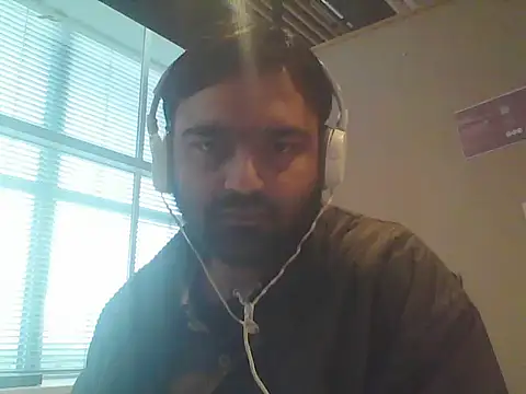 Snapshot of JohnBond009 chatting on 04/15/26, 05:31 JohnBond009 online show from 04/15/26, 05:31