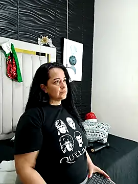 lucia vonne  online show from 12/18/24, 02:38