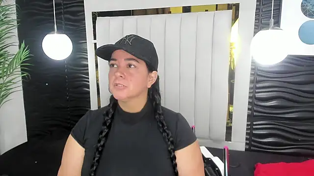 lucia vonne  online show from 02/19/25, 12:00