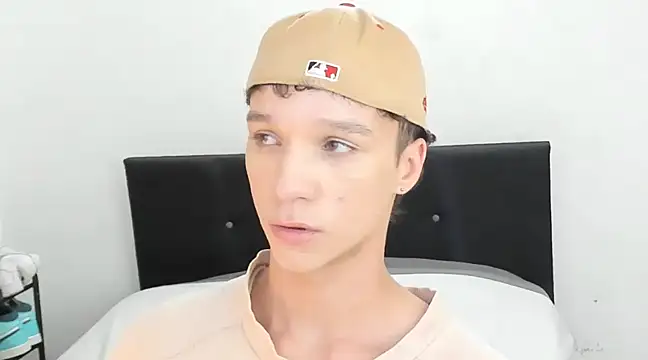 Snapshot of angelcortes chatting on 01/10/25, 07:43 angelcortes online show from 01/10/25, 07:43