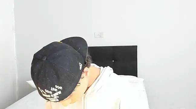 Snapshot of angelcortes chatting on 03/04/25, 11:22 angelcortes online show from 03/04/25, 11:22