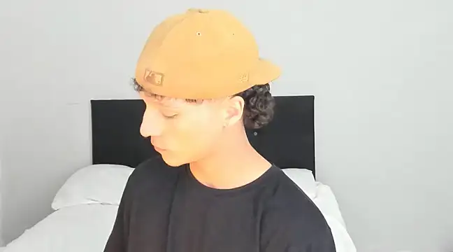 Snapshot of angelcortes chatting on 03/08/25, 02:08 angelcortes online show from 03/08/25, 02:08